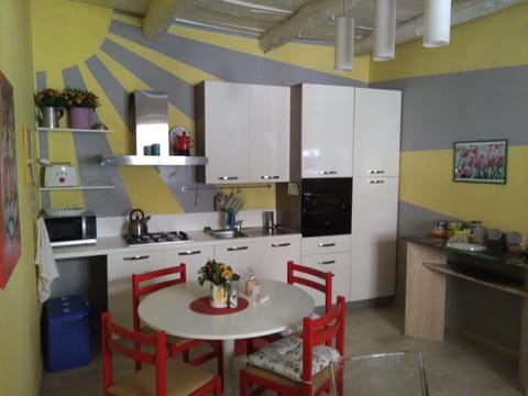 Communal lounge/ TV room, People, Coffee/tea facilities, Kitchen or kitchenette, Food and drinks, Dining area, Communal kitchen, Guests, group of guests, Family