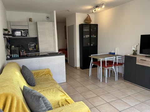 Studio Climatisé 2/3 P. Proche Plage et Commerces - FR-1-466A-55 Apartment in Saint-Raphael