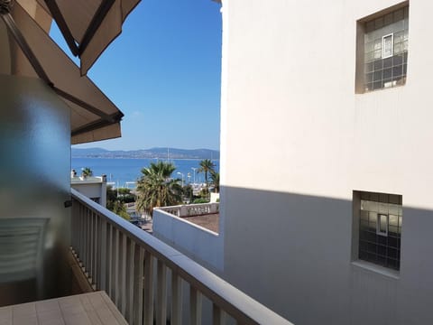 Studio Climatisé 2/3 P. Proche Plage et Commerces - FR-1-466A-55 Apartment in Saint-Raphael