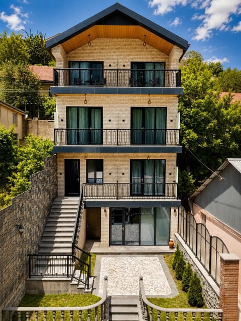 Property building, Spring, Day, Balcony/Terrace