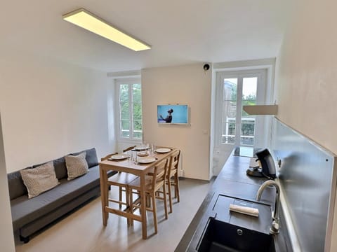 TV and multimedia, Kitchen or kitchenette, Living room, Seating area, Dining area