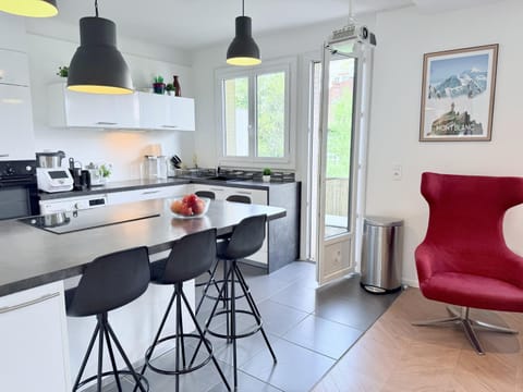 Coffee/tea facilities, Kitchen or kitchenette, Quiet street view, dishwasher, oven, storage, stove, toaster, washing machine, dryer, air conditioner