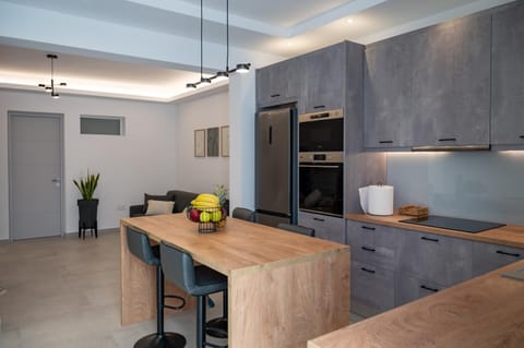 Coffee/tea facilities, Kitchen or kitchenette, Dining area, oven, stove