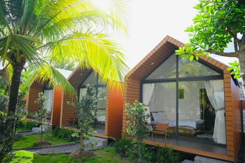 Property building, Patio, Spring, Day, Garden, Garden view, sunbed