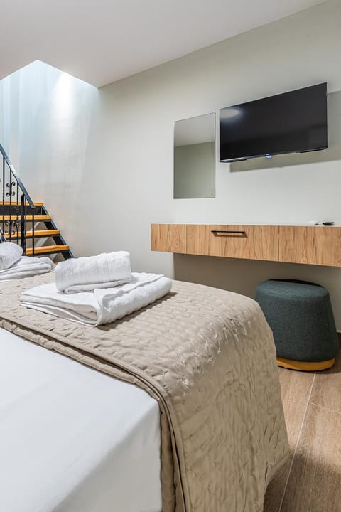 Bed, TV and multimedia, Bedroom