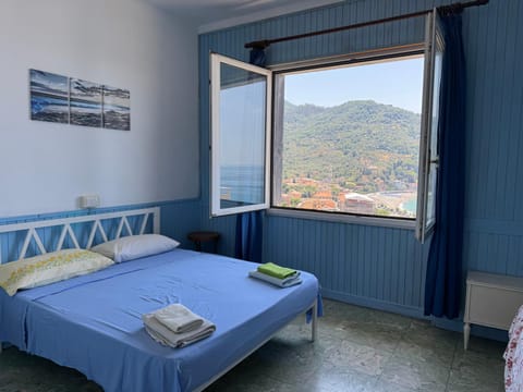 Vintage Ocean View with Fast WI-FI and Elevator to Town Apartment in Levanto