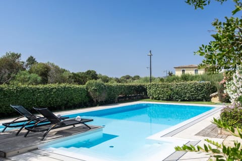 Garden view, Swimming pool, Swimming pool, sunbed