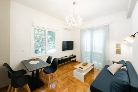Photo of the whole room, Seating area, Dining area