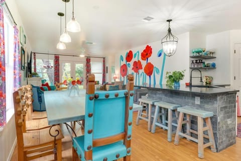 Bright Georgetown Gem N Blue Hole Park w Swings House in Georgetown