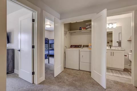 Serene Retreat by Zion Hot Tub Pool Fire Pit House in Washington