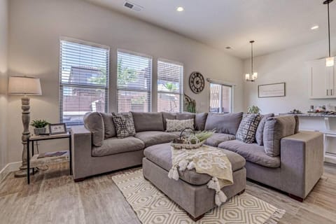 Serene Retreat by Zion Hot Tub Pool Fire Pit House in Washington