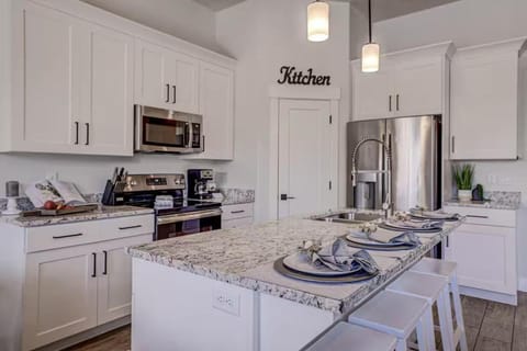 Serene Retreat by Zion Hot Tub Pool Fire Pit House in Washington