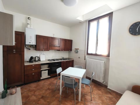 Kitchen or kitchenette, Dining area, internet, stove