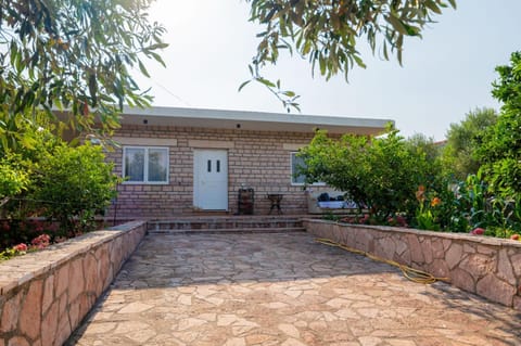 Property building, Day, Garden, Garden view