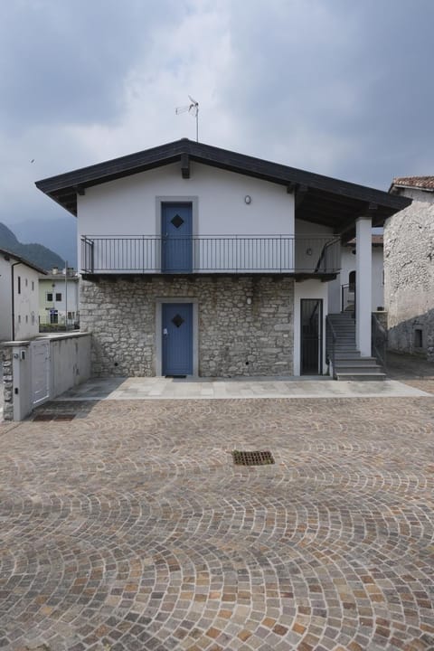Property building, Day, Balcony/Terrace