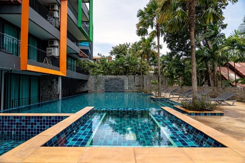 Swimming pool, sunbed