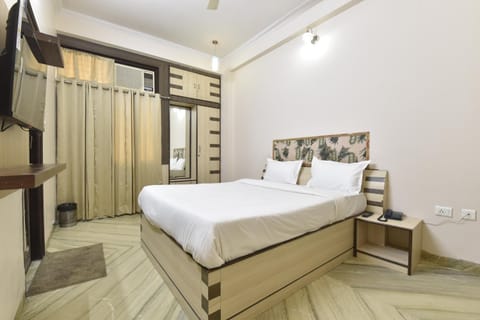 Bed, TV and multimedia, Photo of the whole room, Bedroom