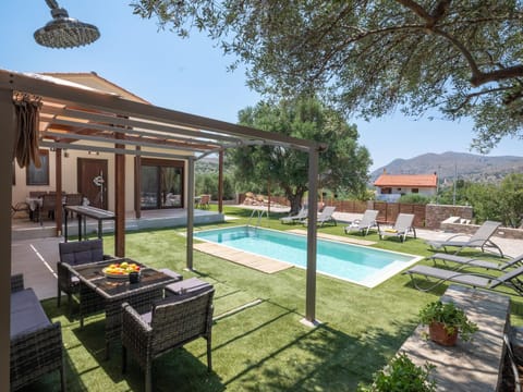 Property building, Patio, Spring, Day, Natural landscape, Garden, Garden view, Mountain view, Pool view, Swimming pool, sunbed