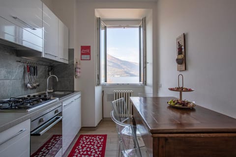 Kitchen or kitchenette, Dining area, stove