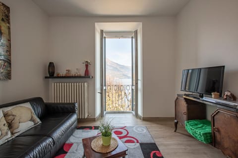 TV and multimedia, Living room, Evening entertainment