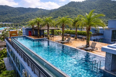Swimming pool, sunbed