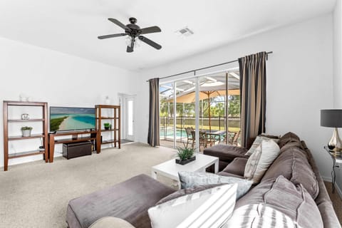 5BR Sleeps 13 with Private Pool & More House in Davenport