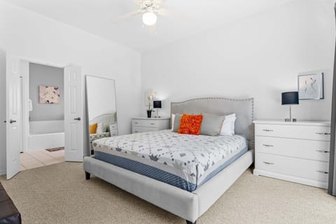 5BR Sleeps 13 with Private Pool & More House in Davenport