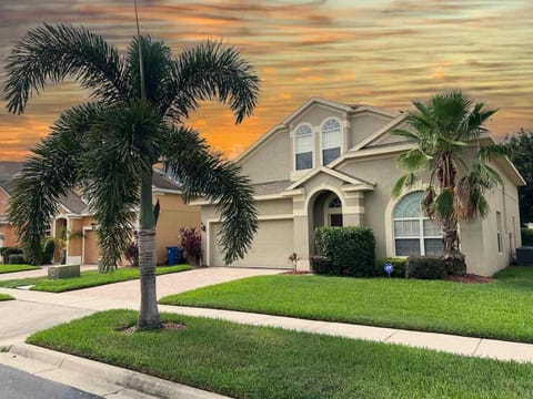 5BR Sleeps 13 with Private Pool & More House in Davenport