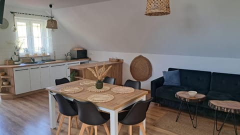 Kitchen or kitchenette, Living room, Seating area, Dining area