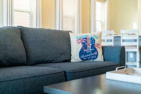 Lafitte's Landing Lakeview Cottage - Lakefront House in Bay Lake