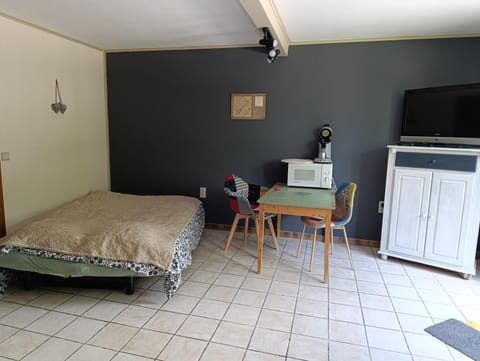 Bed, Kitchen or kitchenette, Photo of the whole room