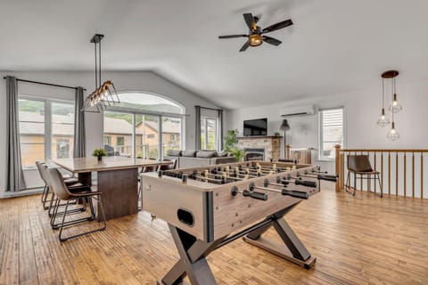 Dining area, fireplace