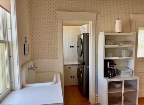 Kitchen or kitchenette, laundry