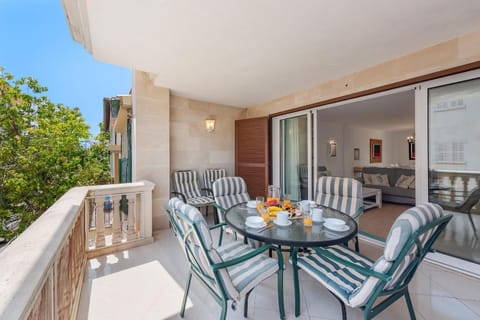Patio, Day, View (from property/room), Balcony/Terrace, Living room, Food and drinks, Seating area, Dining area, Food