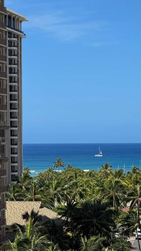 1 block from Waikiki beach 3 beds and workspace Apartment in McCully-Moiliili