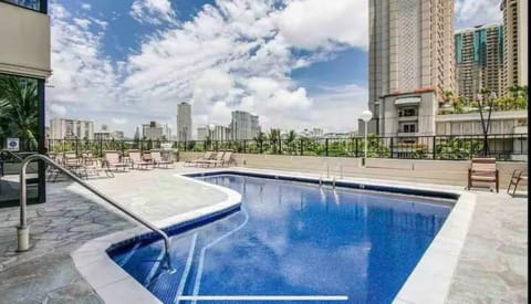 1 block from Waikiki beach 3 beds and workspace Apartment in McCully-Moiliili