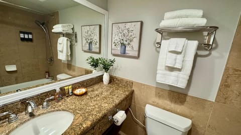 1 block from Waikiki beach 3 beds and workspace Apartment in McCully-Moiliili