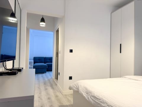 Bed, Bathroom, TV and multimedia, Photo of the whole room