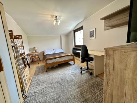 Bed, TV and multimedia, Photo of the whole room, Bedroom