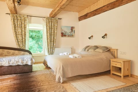 Bed, Bedroom, towels