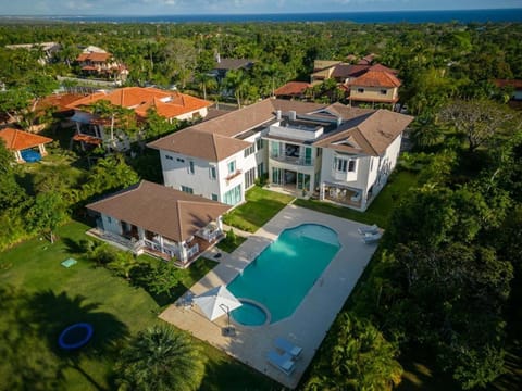 Property building, Day, Natural landscape, Bird's eye view, Pool view, Sea view, Swimming pool, sunbed