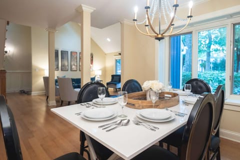 Gorgeous 4 BDR Home in Popular Abbey Springs House in Fontana-On-Geneva Lake