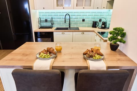 Kitchen or kitchenette, Seating area, Dining area, Breakfast, pet friendly, stove, kitchen