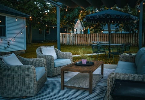 Magnolia Manor - Remodeled Home Near Downtown House in Lake Geneva