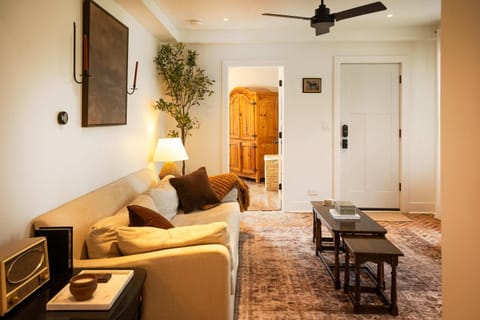 Magnolia Manor - Remodeled Home Near Downtown House in Lake Geneva