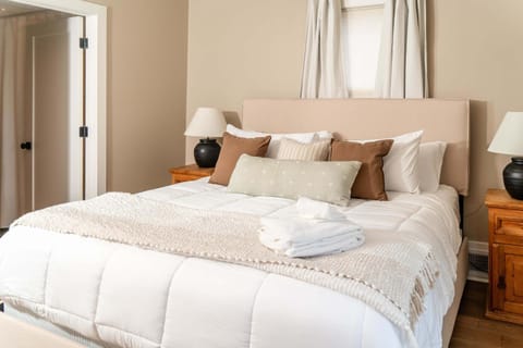 Magnolia Manor - Remodeled Home Near Downtown House in Lake Geneva