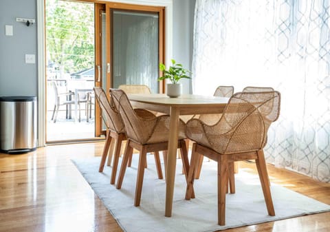 Maplewood Manor - Chic 6 BDR Downtown Walworth House in Wisconsin