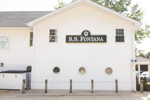 Heaven on Earth 2 BDR Fontana Flat Walk to Lake House in Fontana-On-Geneva Lake