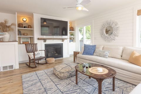 Heaven on Earth 2 BDR Fontana Flat Walk to Lake House in Fontana-On-Geneva Lake