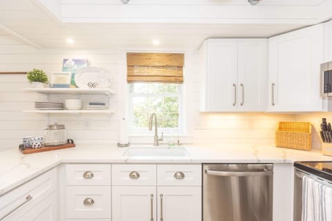 Heaven on Earth 2 BDR Fontana Flat Walk to Lake House in Fontana-On-Geneva Lake